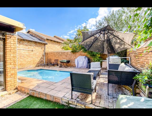 3 BEDROOM SECTIONAL TITLE RENTED IN NORTH RIDING
